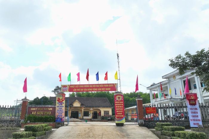 Trụ sở Đảng ủy, HĐND, UBND, Ủy ban Mặt trận Tổ quốc Việt Nam xã Đức Phú trang trí pano, khẩu hiệu chào mừng Đại hội lần thứ XIV của Đảng. Ảnh: HOÀNG ĐẠO