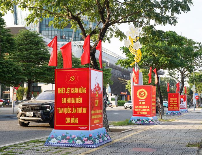 Pano, băng rôn tuyên truyền Đại hội XIV của Đảng trên đường Trần Phú (phường Hải Châu). Ảnh: XUÂN SƠN