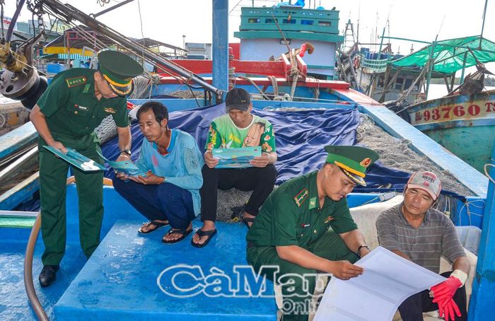 Đồn Biên phòng Gành Hào tuyên truyền ngư dân khai thác, đánh bắt hải sản đúng quy định, nâng cao ý thức bảo vệ chủ quyền biển, đảo. 