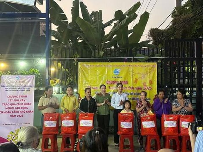 Tặng quà Tết cho những người có hoàn cảnh khó khăn