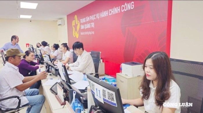 Cán bộ Trung tâm hành chính công tỉnh Quảng Trị phục vụ người dân.