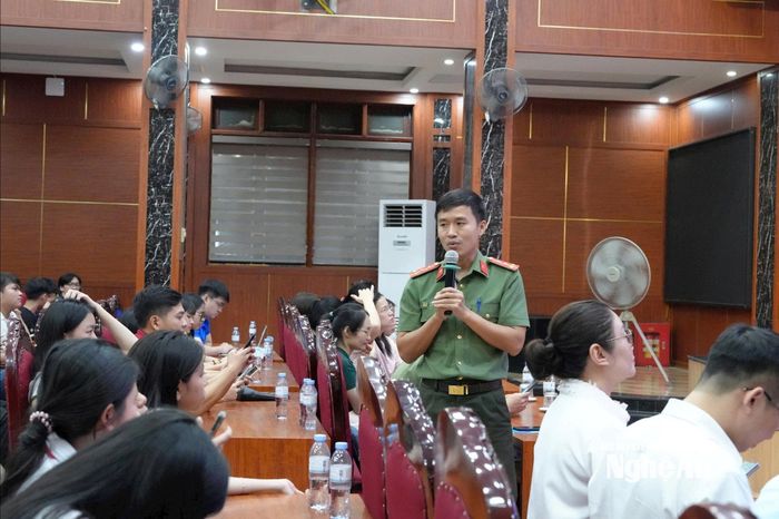 Cán bộ Phòng An ninh mạng và phòng, chống tội phạm sử dụng công nghệ cao, Công an tỉnh Nghệ An trao đổi tại Hội nghị tuyên truyền, phòng ngừa tình trạng “bắt cóc trực tuyến” trong học sinh, sinh viên. Ảnh tư liệu: P.V