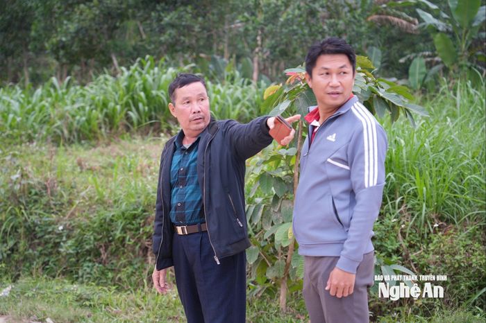 Ông Phan Văn Hồng (bên trái) trở thành điển hình trong phong trào "Dân vận khéo" trên địa bàn xã Thành Bình Thọ. Ảnh: Tiến Đông