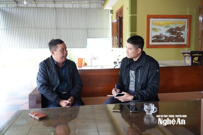 Ông Phan Văn Hồng - Bí thư Chi bộ thôn Tân Cát trò chuyện với phóng viên. Ảnh: Tiến Đông