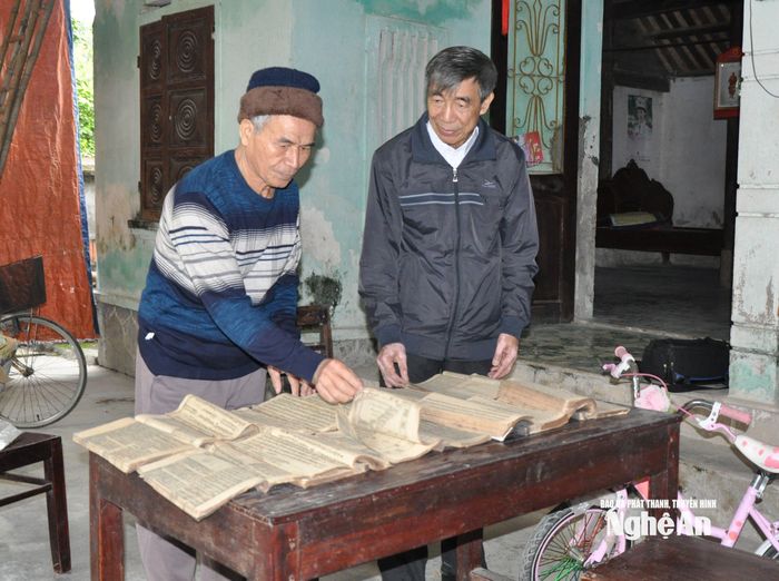 Bộ sách cổ của gia đình ông Nguyễn Đình Kỷ, xã Hưng Nguyên. Ảnh: Công Kiên