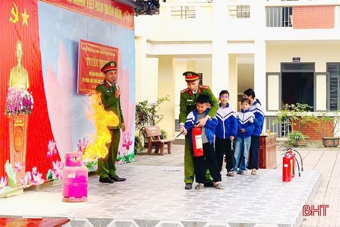 Lực lượng CC&CNCH khu vực Hương Sơn tổ chức tuyên truyền, thực hành về công tác PCCC tại Trường THCS Nguyễn Tuấn Thiện (xã Hương Sơn - ảnh trái) và Trường Tiểu học Sơn Châu (xã Tứ Mỹ).