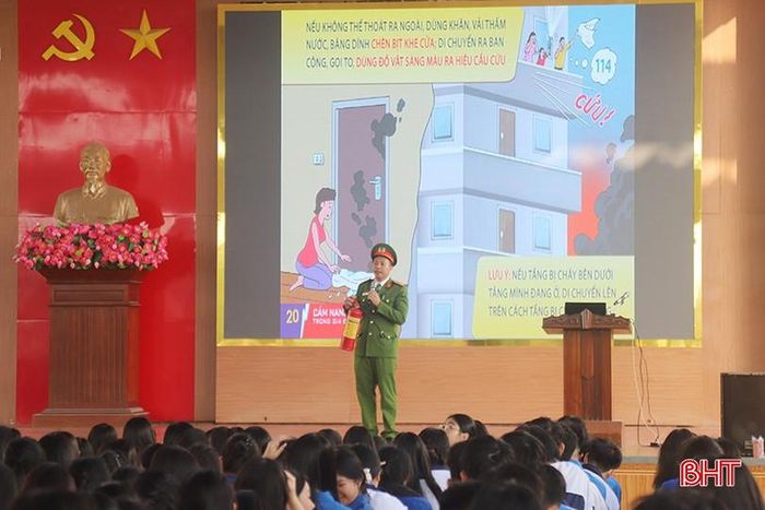 Đại úy Phạm Xuân Hiếu (cán bộ Đội CC&CNCH khu vực Trung tâm) “đứng lớp” tại Trường THPT Chuyên Hà Tĩnh.