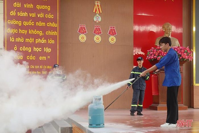 Học sinh Trường THPT Chuyên Hà Tĩnh được hướng dẫn kỹ năng dập tắt đám cháy và trải nghiệm trên xe chuyên dụng.
