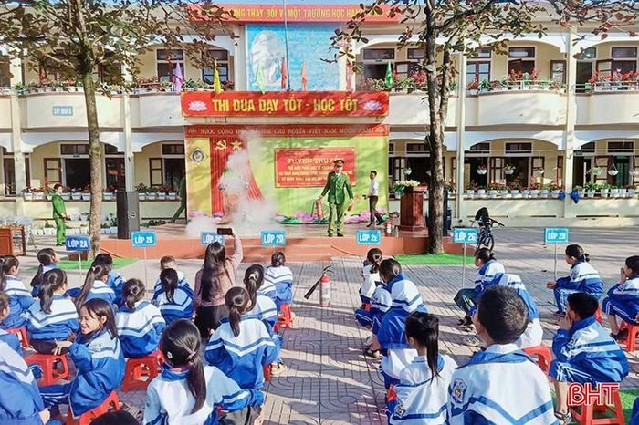 Học sinh Trường Tiểu học Kỳ Tân tham gia buổi tuyên truyền, trải nghiệm.