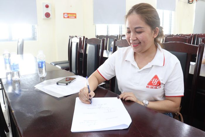 Đại diện tổ chức được chọn cho thuê đất công trực tiếp ký biên bản xét chọn cho thuê đất. Ảnh: HOÀNG HIỆP