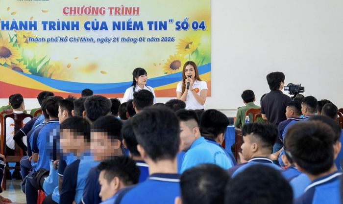  Hoa hậu Ngọc Châu giao lưu, chia sẻ cùng các học viên. Ảnh: Michael Neo 