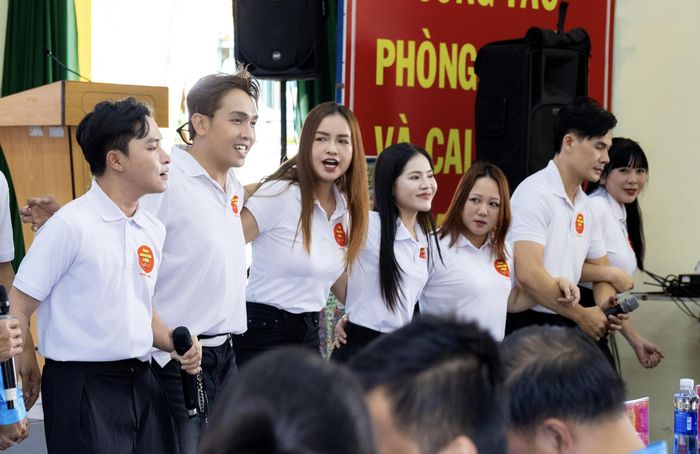  Các nghệ sĩ biểu diễn văn nghệ. Ảnh: Michael Neo 