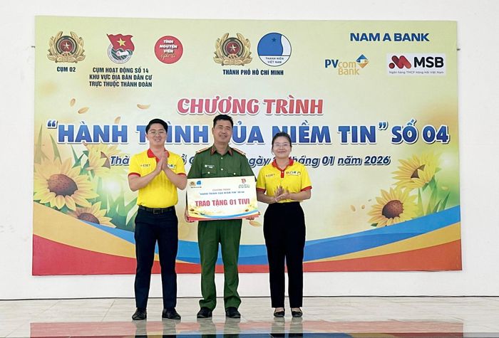  Trao tặng tivi cho cơ sở 
