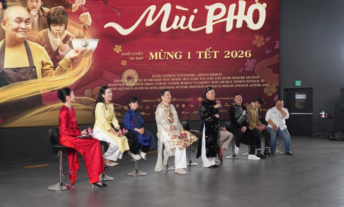 Nghệ sĩ Xuân Hinh (thứ 5 từ trái qua) chia sẻ với khán giả về vai diễn trong phim điện ảnh "Mùi phở".