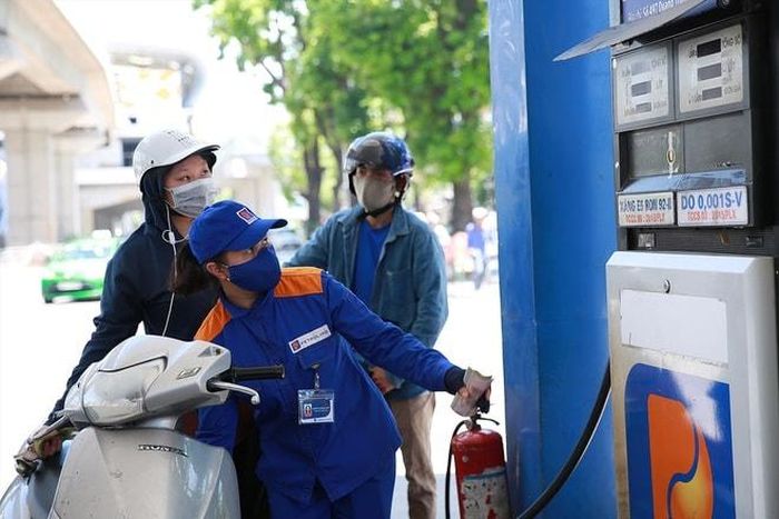 Ngày mai, giá xăng có thể tiếp tục giảm. (Ảnh: PLX)