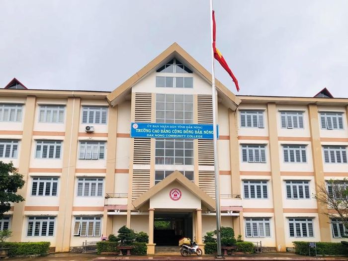 Trường Cao đẳng Cộng đồng Đắk Nông, cơ sở giáo dục nghề nghiệp công lập trực thuộc UBND tỉnh Đắk Nông cũ, nay là tỉnh Lâm Đồng.