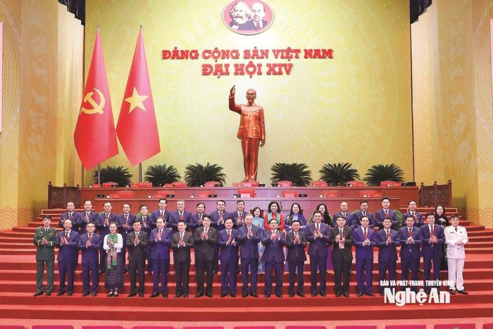 Các đồng chí lãnh đạo Đảng, Nhà nước chụp ảnh lưu niệm với Đoàn đại biểu Đảng bộ tỉnh Nghệ An dự Đại hội. Ảnh: Phạm Bằng