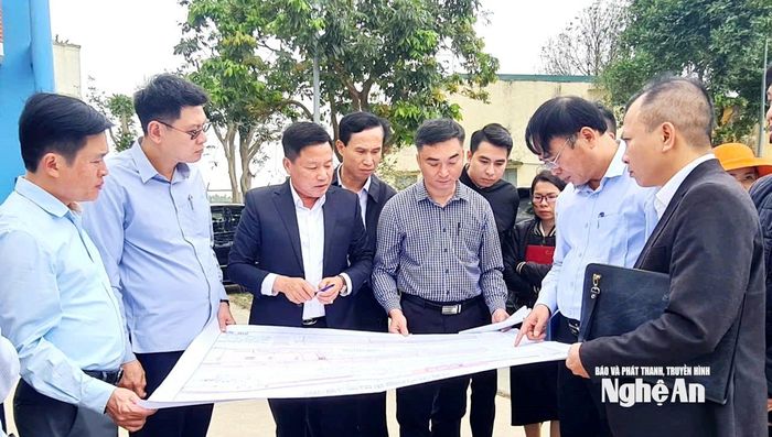 Phó Chủ tịch UBND tỉnh Hoàng Phú Hiền tham khảo vị trí Đài K1 trên bản vẽ quy hoạch. Ảnh: Nguyễn Toàn