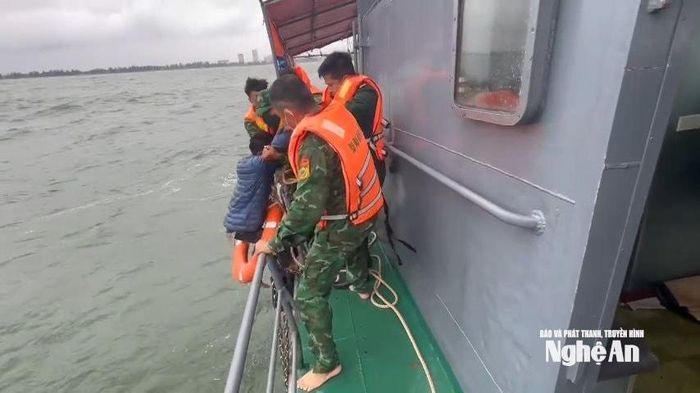 Bộ đội Biên phòng triển khai cứu vớt nạn nhân. Ảnh: Hải Thượng