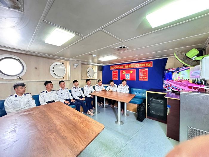 Cán bộ chiến sĩ trên Tàu CSB 9002 theo dõi phiên khai mạc Đại hội sáng 20/1. Ảnh: T.CÔNG