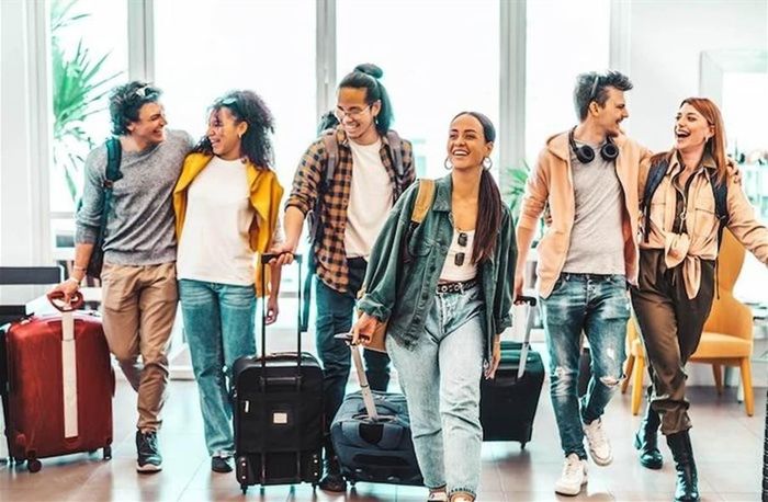 Nhiều lao động trẻ tuổi sẵn sàng tạm nghỉ việc hoặc kết hợp làm việc từ xa để trải nghiệm thế giới. Ảnh: Katakenya