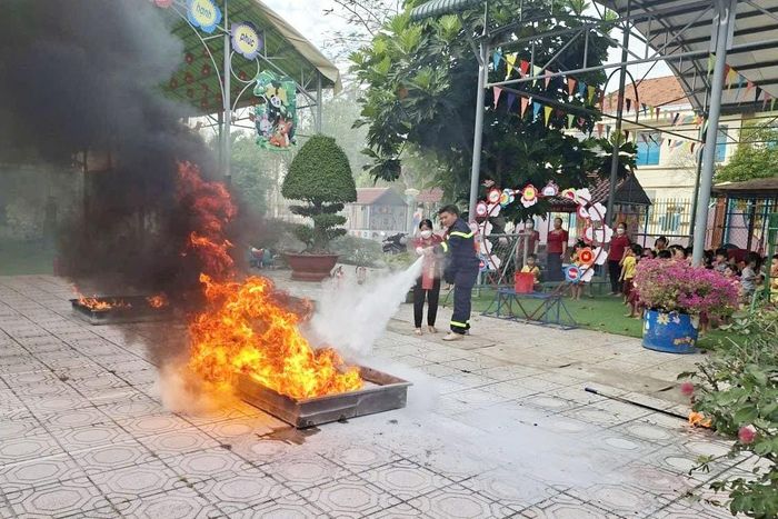 Giáo viên Trường Mầm non Phù Mỹ, xã Cát Tiên thực hành dập tắt đám cháy bằng bình chữa cháy