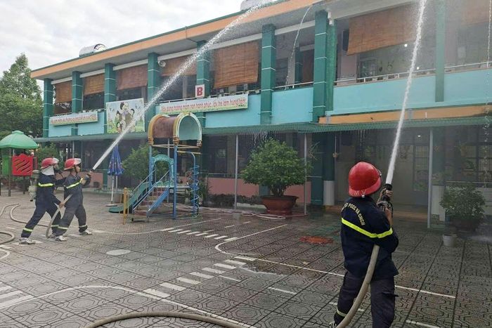 Lực lượng Cảnh sát Phòng cháy, chữa cháy và cứu nạn, cứu hộ Công an tỉnh Lâm Đồng thực hành diễn tập theo tình huống giả định