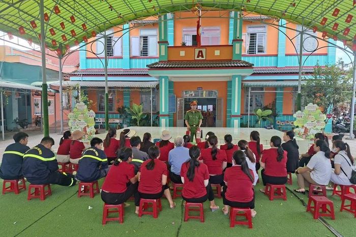 Lực lượng chức năng hướng dẫn các kỹ năng cứu nạn, cứu hộ đúng quy trình cho giáo viên nhà trường