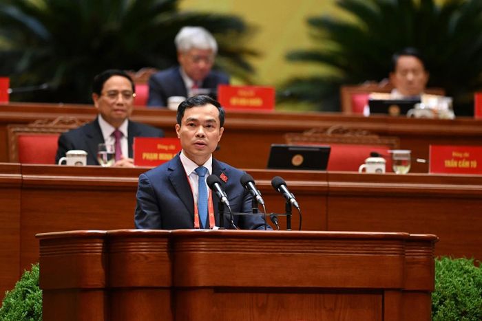 Đồng chí Nguyễn Mạnh Hùng, Phó Giám đốc Học viện Chính trị quốc gia Hồ Chí Minh, trình bày tham luận “Hoàn thiện lý luận về đường lối đổi mới của Đảng trong kỷ nguyên vươn mình của dân tộc”.