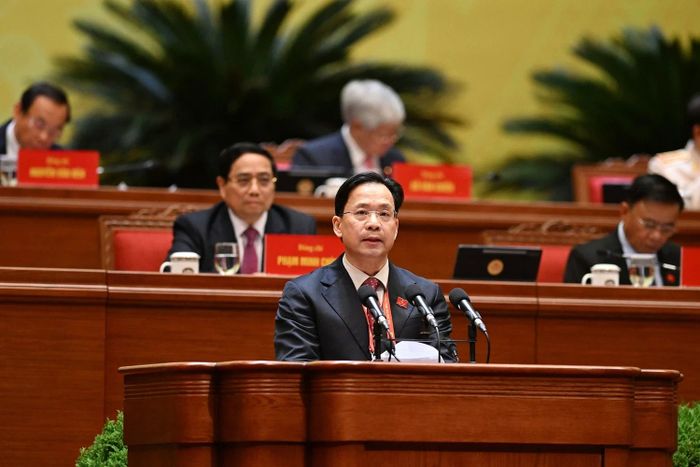 Đồng chí Hoàng Văn Nghiệm, Bí thư Tỉnh ủy, Trưởng Đoàn đại biểu Quốc hội tỉnh Sơn La, trình bày tham luận “Phát triển kinh tế xanh gắn với nông nghiệp ứng dụng công nghệ cao và du lịch sinh thái bền vững”.