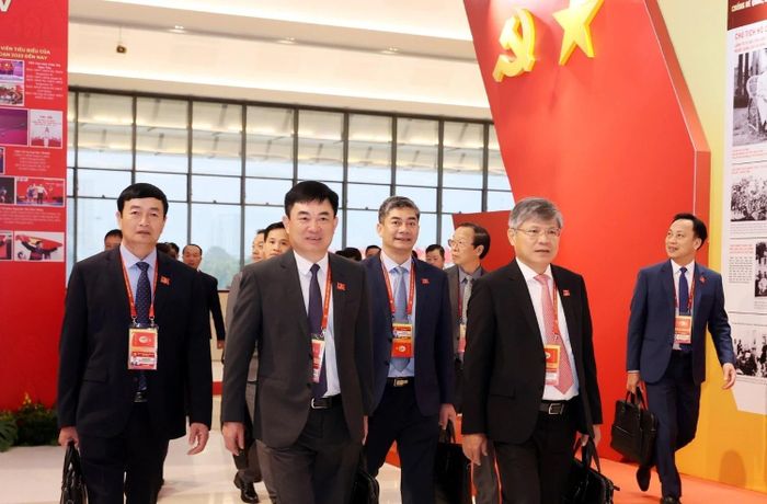 Các đại biểu đến dự phiên thảo luận tại hội trường về các văn kiện Đại hội, sáng 21/1. Ảnh: TTXVN