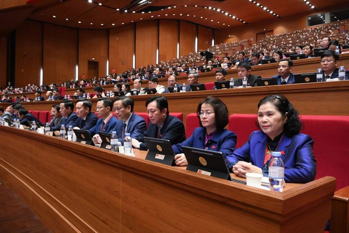 Các đại biểu dự phiên thảo luận tại hội trường về các Văn kiện Đại hội.