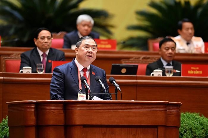 Đồng chí Phạm Gia Túc, Ủy viên Trung ương Đảng, Chánh Văn phòng Trung ương Đảng trình bày dự thảo Chương trình điều chỉnh chương trình Đại hội XIV của Đảng.
