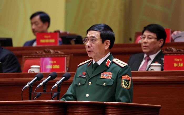 Đại tướng Phan Văn Giang, Ủy viên Bộ Chính trị, Phó Bí thư Quân ủy Trung ương, Bộ trưởng Bộ Quốc phòng, tham luận về vấn đề “Xây dựng Quân đội nhân dân cách mạng, chính quy, tinh nhuệ, hiện đại, làm nòng cốt xây dựng nền quốc phòng vững mạnh, hiện đại, gắn với nền an ninh nhân dân và thế trận lòng dân vững chắc”. Ảnh: TTXVN