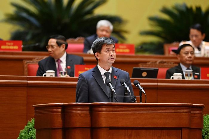 Đồng chí Lê Quang Tùng, Ủy viên Trung ương Đảng, Bí thư Thành ủy Cần Thơ, trình bày tham luận “Phát huy tiềm năng, lợi thế, tập trung xây dựng thành phố Cần Thơ trở thành trung tâm đào tạo nguồn nhân lực chất lượng cao vùng Đồng bằng sông Cửu Long”.