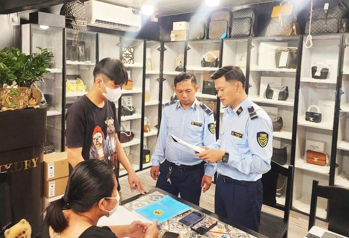 Lực lượng QLTT TP lập biên bản vi phạm hành chính trên lĩnh vực thương mạiđối với 1 cơ sở kinh doanh trên địa bàn phường Hải Châu.