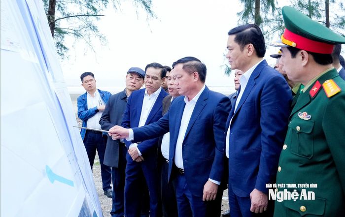 Bí thư Tỉnh ủy Nguyễn Khắc Thận cùng các đồng chí Thường trực Tỉnh ủy kiểm tra tại thực địa tình hình triển khai Dự án Nhà máy Nhiệt điện LNG Quỳnh Lập tại phường Tân Mai. Ảnh tư liệu: Phạm Bằng