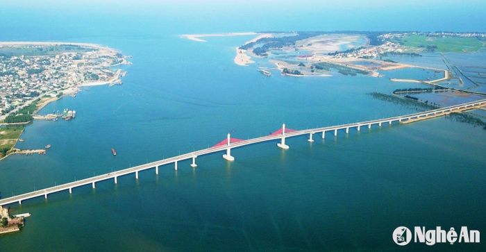 Cầu Cửa Hội bắc quan sông Lam. Ảnh tư liệu: Thành Cường
