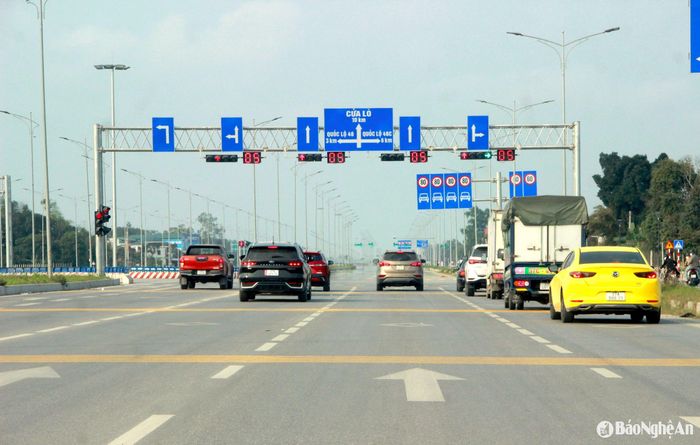 Phương tiện lưu thông trên làn đường chính của Đại lộ Vinh - Cửa Lò. Ảnh tư liệu: Quang An