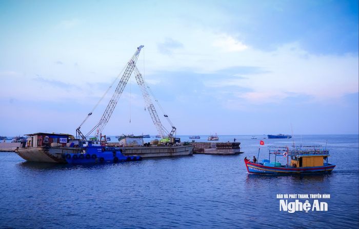 Nhiều dự án hạ tầng quan trọng đã và đang được triển khai, mang lại diện mạo mới cho đảo. Ảnh tư liệu: Thành Chung