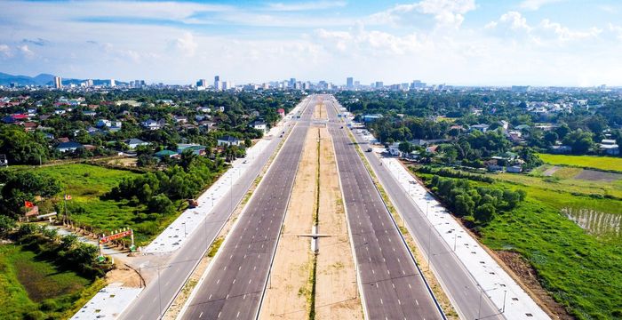 Đại lộ Vinh - Cửa Lò - công trình giao thông chiến lược mở rộng không gian phát triển cho vùng đô thị Vinh. Ảnh tư liệu: Thành Cường