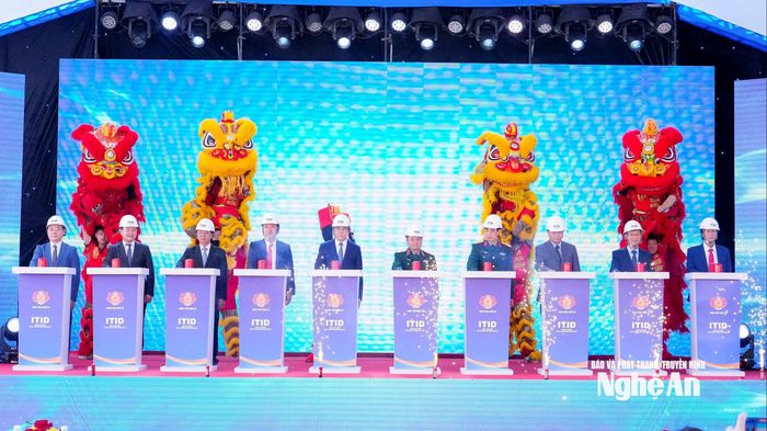 Các đại biểu lãnh đạo Quân khu 4, tỉnh Nghệ An, chủ đầu tư thực hiện nghi thức khởi công dự án Cảng biển nước sâu Cửa Lò. Ảnh tư liệu: Phạm Bằng