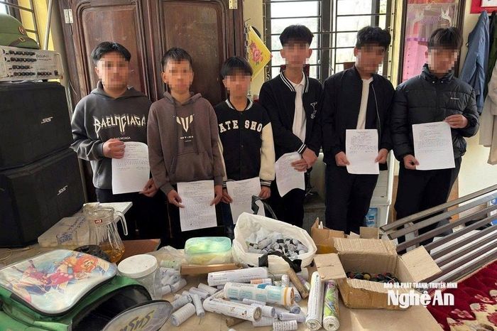 6 học sinh tự nguyện giao nộp pháo tự chế. Ảnh: Quỳnh Trang