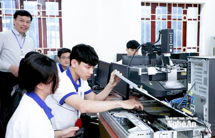 Sinh viên Trường Đại học Vinh trong giờ thực hành máy tính. Ảnh: Mai Hoa