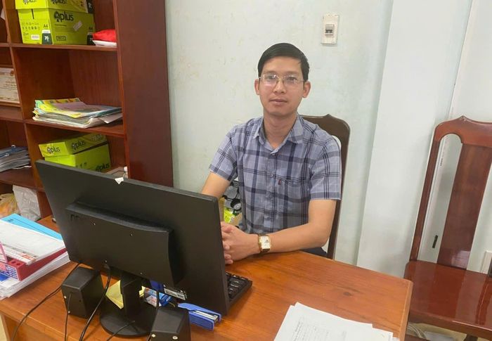 Anh Phan Văn Pháp, Phó Bí thư Đoàn Thanh niên xã Nam Phước theo dõi sát sao Đại hội XIV của Đảng qua các phương tiện thông tin đại chúng chính thống. Ảnh: T.S