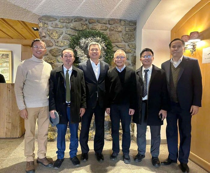 Đoàn công tác do Phó Chủ tịch UBND thành phố Hồ Quang Bửu (thứ ba, bên trái sang) dẫn đầu thăm và làm việc với Công ty Yubico. Ảnh: Đoàn công tác