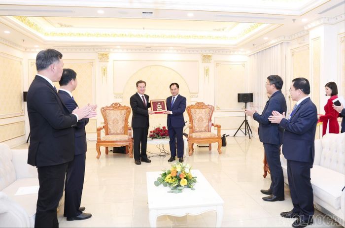  Bí thư Tỉnh ủy Lào Cai Trịnh Việt Hùng tặng quà Bí thư Tỉnh ủy Vân Nam Vương Ninh tại buổi hội kiến song phương khuôn khổ hội nghị thường niên lần thứ 5 giữa Bí thư Tỉnh ủy các tỉnh, tổ chức ngày 29/10/2025. (Ảnh: Thành Phú) 