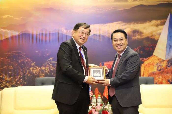  Chủ tịch UBND tỉnh Lào Cai Nguyễn Tuấn Anh và Đại sứ Đặc mệnh toàn quyền Malaysia trao quà lưu niệm tại buổi tiếp xã giao Đoàn đại sứ quán Malaysia tại Việt Nam làm việc tại Lào Cai, ngày 19/11/2025.(Ảnh: Đức Lân) 