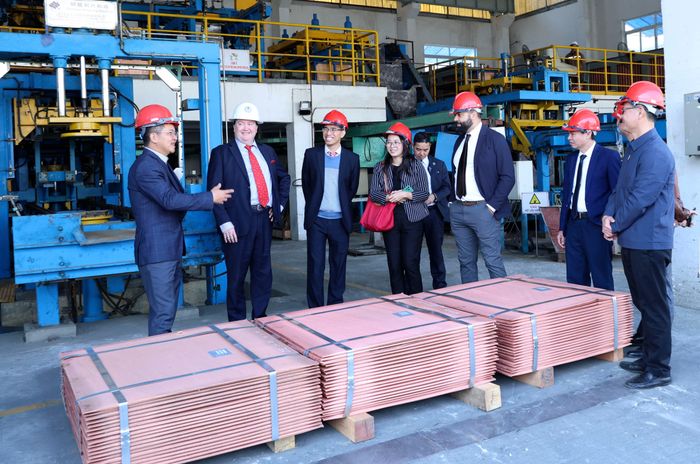  Đại sứ đặc mệnh toàn quyền Hoa Kỳ tại Việt Nam đến thăm Nhà máy luyện đồng tại xã Bát Xát vào đầu năm 2025. 