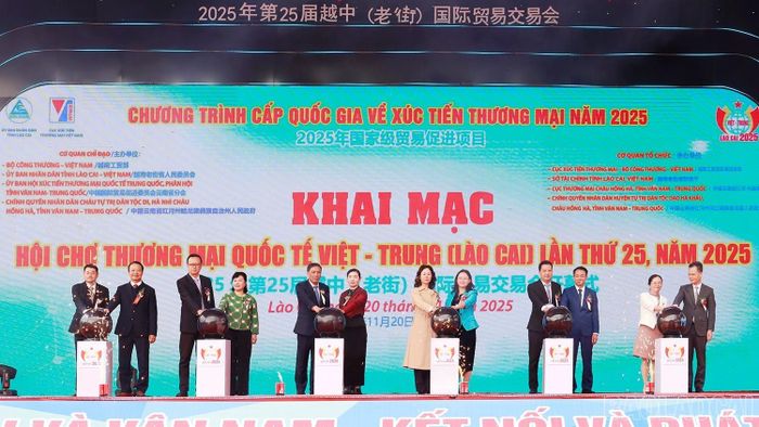  Các đại biểu thực hiện nghi thức khai mạc Hội chợ Thương mại Quốc tế Việt - Trung lần thứ 25, năm 25 tại tỉnh Lào Cai. 